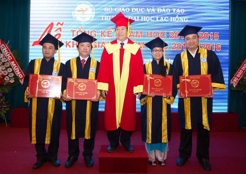 trao bằng thạc sĩ