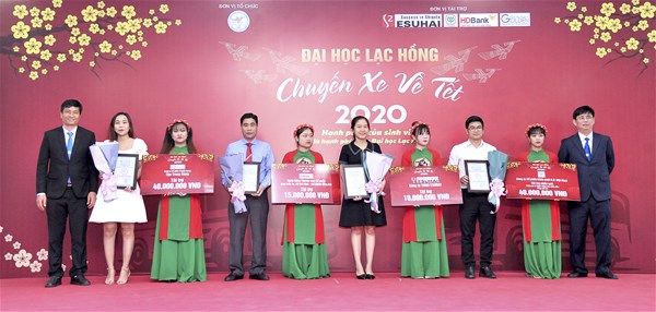 “Đặt vé chưa con?” là câu hỏi đau đáu của bậc làm cha làm mẹ khi có con học xa nhà. Những ngày cận Tết, họ đứng ngồi không yên, trông con về từng ngày với hàng tá lo âu “không biết xe cộ nó đi thế nào?”, “không biết có về đến nhà an toàn hay không?”.